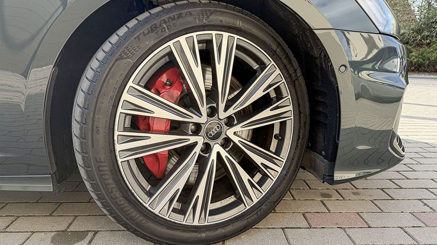 Audi A6 Avant — Felga i czerwony zacisk hamulcowy