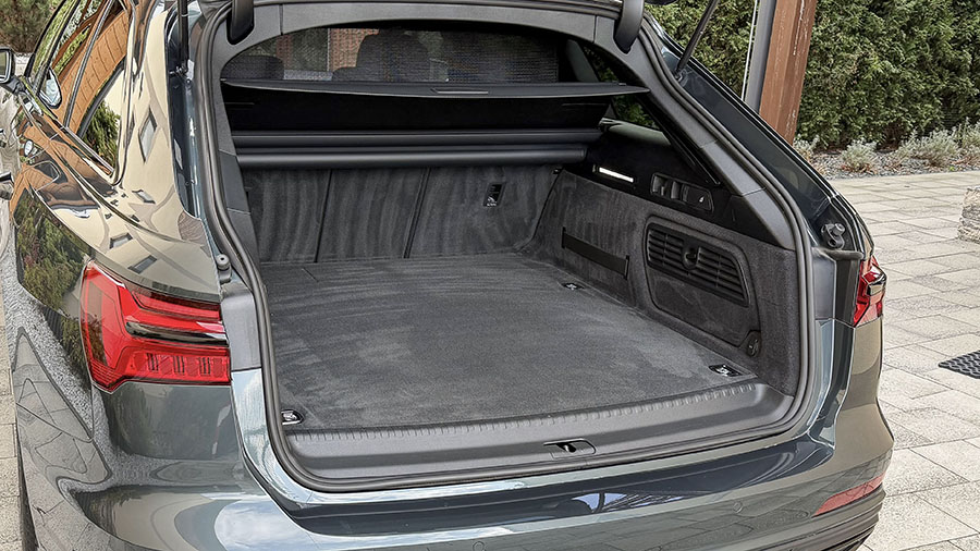 Audi A6 Avant — Bagażnik — widok z boku
