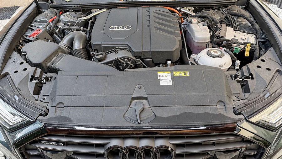 Audi A6 Avant — Komora silnika