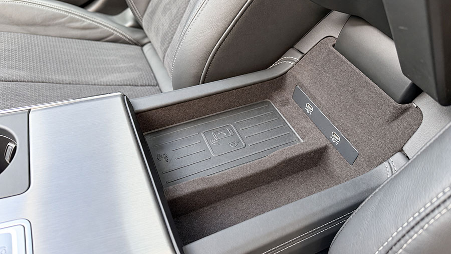Audi A6 Avant — Schowek i miejsce na telefon