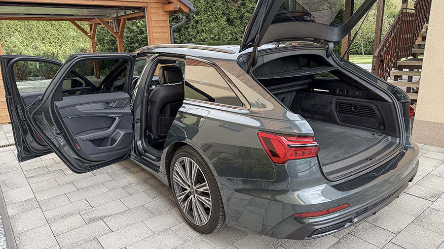 Audi A6 Avant — Otwarty bagażnik i tylne drzwi