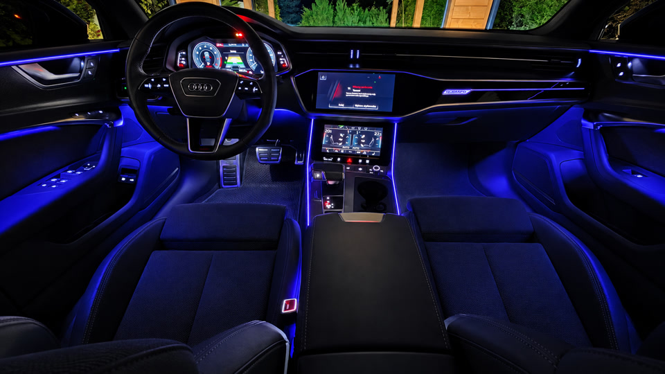 Audi A6 Avant — wnętrze nocą z niebieskofioletowym oświetleniem ambientowym